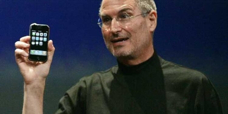 സ്റ്റീവ്-ജോബ്‌സിന്റെ-പത്താം-ചരമവാര്‍ഷികം;-വൈകാരികമായ-വീഡിയോ-പങ്കുവെച്ച്-ടിം-കുക്ക്