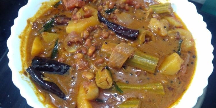 ചോറിനൊപ്പം-സ്വാദേറിയ-വറുത്തരച്ച-വൻപയർ-സാമ്പാർ