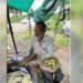 കാഴ്ച-ശക്തിയില്ല;-ഉപജീവനത്തിനായി-വഴിയരികിൽ-ചിപ്സ്-ഉണ്ടാക്കി-വിൽക്കുന്നയാളുടെ-വീഡിയോ-വൈറൽ