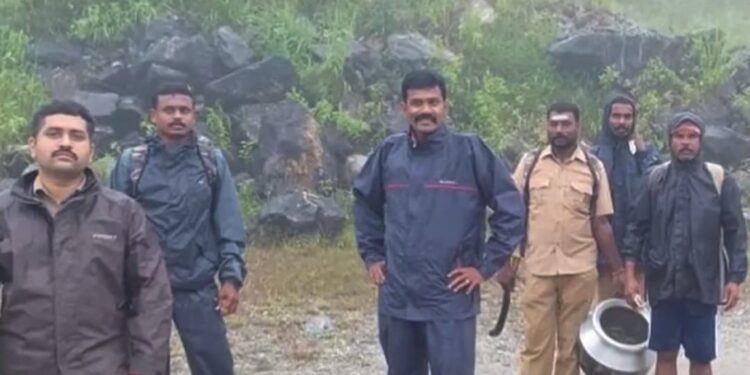മലമ്പുഴയില്‍-കഞ്ചാവ്-വേട്ടക്കുപോയ-പോലീസുകാര്‍-വനത്തില്‍-കുടുങ്ങി;-തിരിച്ചെത്തിക്കാന്‍-ശ്രമംതുടരുന്നു