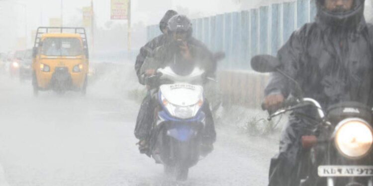 കനത്ത-മഴ-തുടരുന്നു:-കരിപ്പൂരിൽ-വീട്-തകര്‍ന്ന്-രണ്ട്-കുട്ടികള്‍-മരിച്ചു,-പലയിടത്തും-വെള്ളക്കെട്ട്