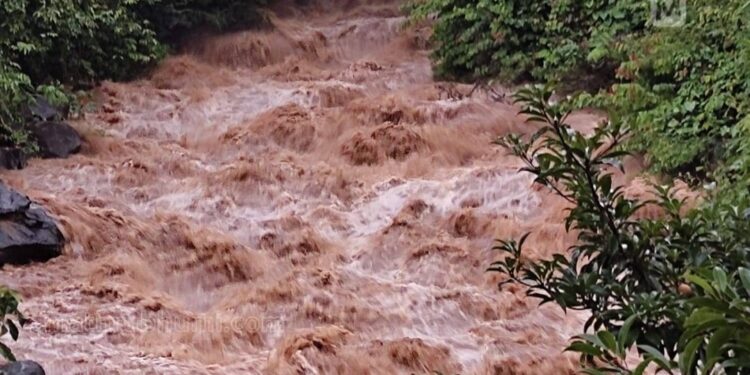 കോഴിക്കോട്-നഗരത്തില്‍-വെള്ളക്കെട്ട്;-മലയോരത്ത്-ഉരുള്‍പൊട്ടല്‍-ഭീതി