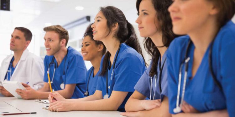 വിക്ടോറിയ-വിദേശത്ത്-നിന്ന്-ഡോക്ടർമാരെയും-നഴ്സുമാരെയും-നിയമിക്കുന്നു