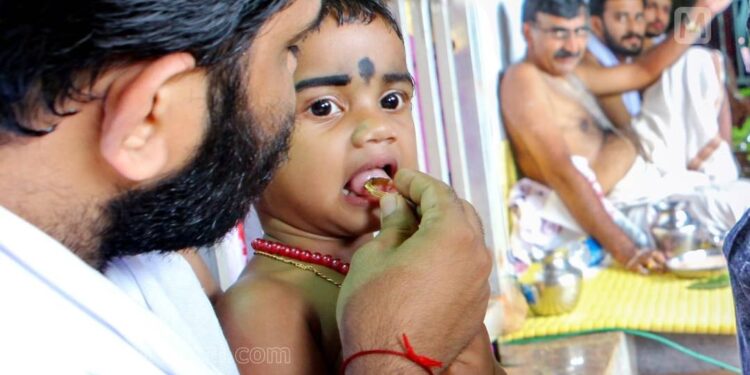 ഇന്ന്-വിജയദശമി;-അറിവിന്റെ-ആദ്യാക്ഷരം-കുറിച്ച്-കുരുന്നുകള്‍