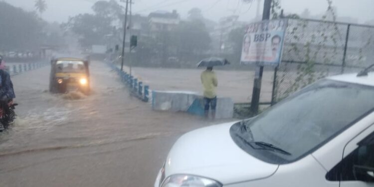 മഴശക്തം,-ഉരുള്‍പൊട്ടല്‍,-നദികള്‍-നിറഞ്ഞു,-അതിജാഗ്രത-|-liveblog