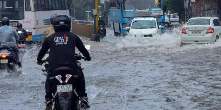 സംസ്ഥാനത്ത്-അഞ്ച്-ജില്ലകളിൽ-റെഡ്-അലേർട്ട്;-വിവിധ-പ്രദേശങ്ങളില്‍-വെള്ളക്കെട്ടും-ഗതാഗത-തടസ്സവും;-ജാഗ്രത-പാലിക്കണമെന്ന്-മുഖ്യമന്ത്രി