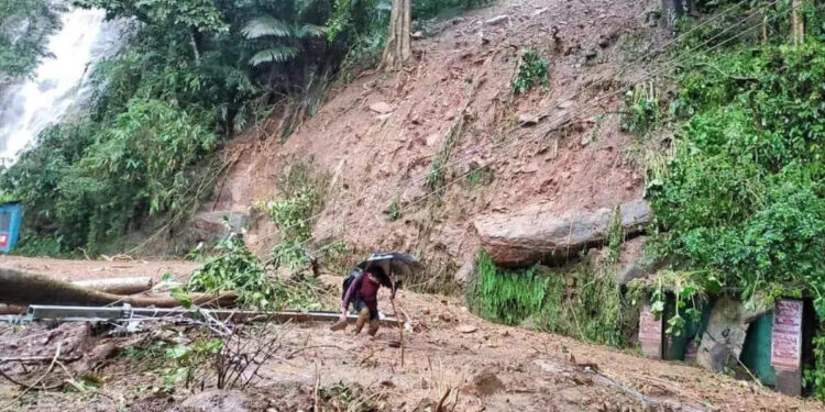 ന്യൂനമര്‍ദ്ദത്തിന്റെ-ശക്തി-കുറയും;-സംസ്ഥാനത്ത്-ഇന്നും-മഴ-തുടരും;-കൊക്കയാറിൽ-ഏഴ്-വീടുകള്‍-ഒലിച്ചു-പോയി