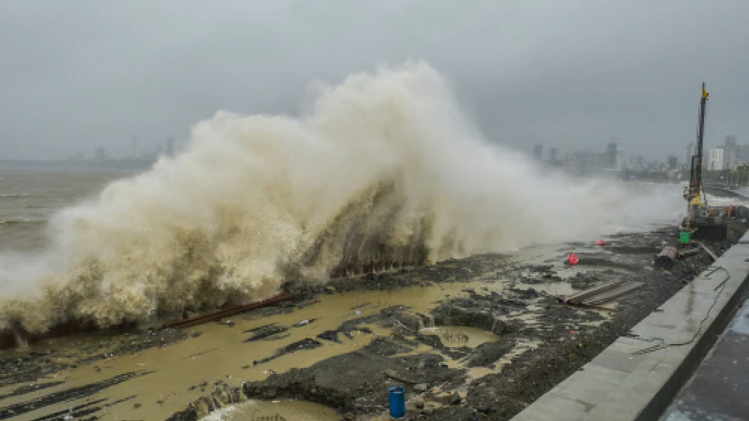ഉയര്‍ന്ന-തിരമാലയ്ക്ക്-സാധ്യത;-11-ജില്ലകളില്‍-യെല്ലോ-അലര്‍ട്ട്,-ഇടിമിന്നല്‍-മുന്നറിയിപ്പ്