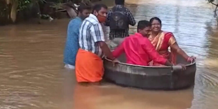 ക്ഷേത്രപരിസരം-വെള്ളത്തിൽ,-ചെക്കനും-പെണ്ണും-ചെമ്പിൽ;-വെള്ളക്കെട്ടിനെ-അതിജീവിച്ച്-ഒരു-കല്യാണം