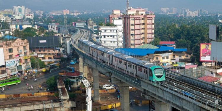 ‘മെഗാ-ഡിസ്കൗണ്ട്’:-തിരക്ക്-കുറഞ്ഞ-സമയങ്ങളില്‍-കൊച്ചി-മെട്രോയിൽ-ഇനി-പകുതി-നിരക്ക്‌