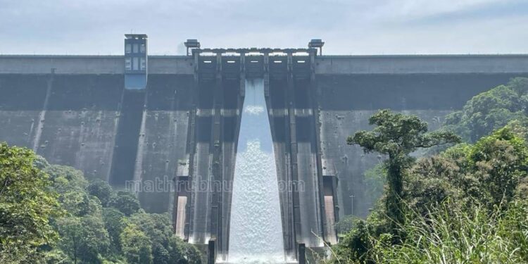 ഇടുക്കി-ഡാം-തുറന്നു;-സെക്കന്‍ഡില്‍-പുറത്തേക്ക്-ഒഴുകുക-ഒരു-ലക്ഷം-ലിറ്റര്‍-വെള്ളം,-ജാഗ്രത