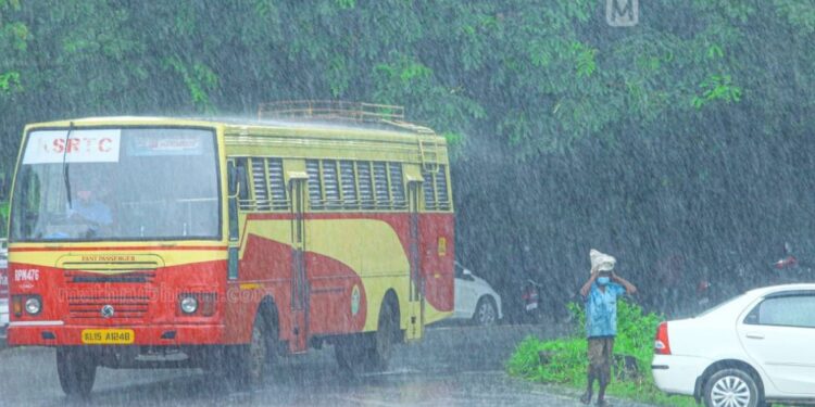 ഭീതി-ഒഴിയുന്നു;-ഇന്നും-നാളെയും-കനത്ത-മഴക്ക്-സാധ്യതയില്ല,-മൂന്ന്-ജില്ലകളില്‍-മാത്രം-ഓറഞ്ച്-ജാഗ്രത