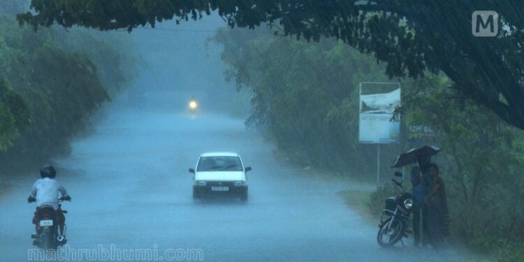 അടുത്ത-അഞ്ച്-ദിവസം-ശക്തമായ-മഴയ്ക്ക്-സാധ്യത;-പത്ത്-ജില്ലകളില്‍-വെള്ളിയാഴ്ച-ഓറഞ്ച്-അലർട്ട്