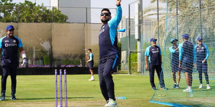 t20-wc:-ത്രോഡൗണ്‍-ബോളറിന്റെ-റോളില്‍-ധോണി;-ഹാര്‍ദിക്കിനായി-കാത്തിരിപ്പ്