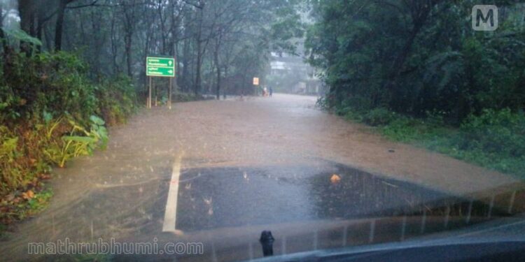 കോട്ടയത്തിന്റെ-കിഴക്കന്‍-മേഖലയിലും-ഇടുക്കിയിലും-കനത്ത-മഴ;-വണ്ടന്‍പതാലില്‍-മണ്ണിടിച്ചില്‍
