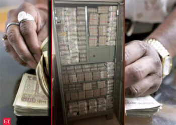 അലമാര-നിറയെ-പണം!-വൈറൽ-ചിത്രത്തിന്-പുറകിലെ-സത്യമെന്ത്?