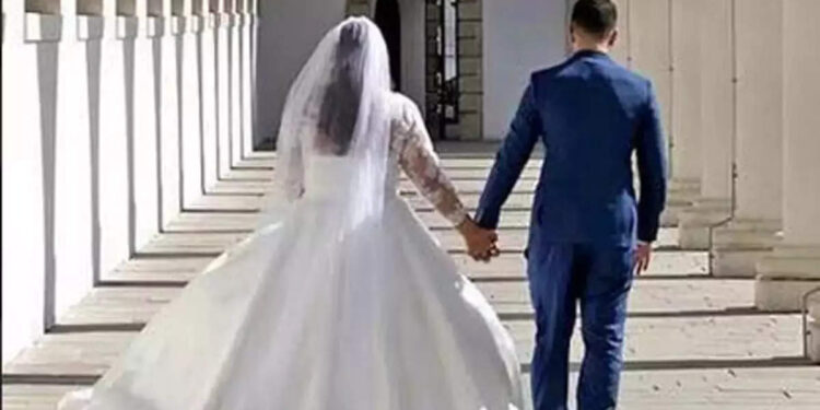 കാമുകൻ-വിഷമിക്കരുത്!-കാമുകന്റെ-പിതാവിനെ-വിവാഹം-ചെയ്ത്-യുവതി