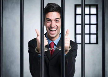 ഭാര്യക്കൊപ്പം-വീട്ടുതടങ്കലിനേക്കാൾ-ഭേദം-ജയിൽ!-അറസ്റ്റ്-ചെയ്യാൻ-യാചിച്ച്-ഭർത്താവ്,-ഒടുവിൽ…