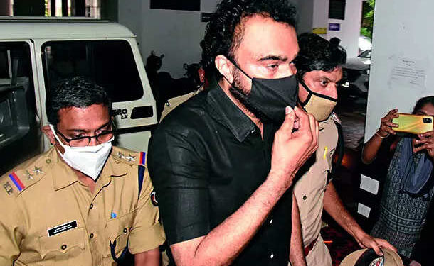 മോൻസണെതിരെ-വീണ്ടും-പീഡന-പരാതിയുമായി-യുവതി:-മുൻ-ജീവനക്കാരിയുടെ-മൊഴിയെടുക്കാൻ-ക്രൈം-ബ്രാഞ്ച്