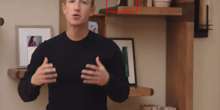 സുക്കർബർഗിന്റെ-പുറകിലെ-ബുക്ക്-ഷെൽഫിൽ-എന്തുകൊണ്ട്-ബാർബിക്യൂ-സോസ്?