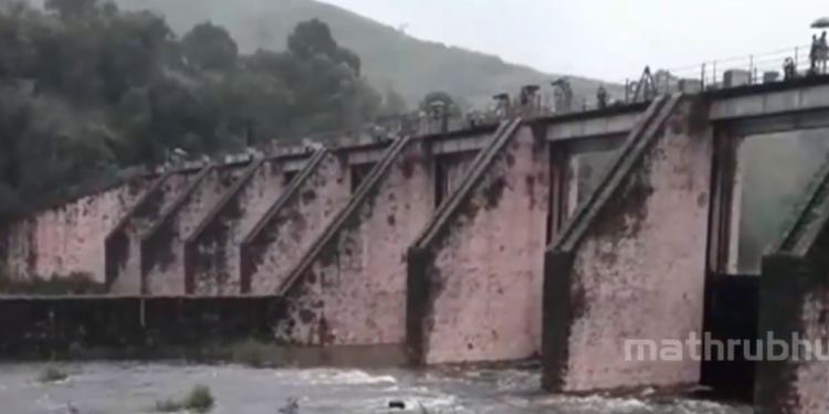 മുല്ലപ്പെരിയാർ-അണക്കെട്ടിന്റെ-മൂന്ന്-ഷട്ടറുകൾ-കൂടി-തുറന്നു;-പുറത്തേയ്ക്-ഒഴുകുന്നത്-1299-ഘനയടി-വെള്ളം