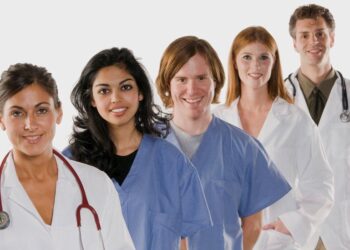 ആയിരക്കണക്കിന് വിദേശ നഴ്സുമാരേയും, ഡോക്ടർമാരേയും അടിയന്തരമായി കൊണ്ട് വരാൻ ഓസ്‌ട്രേലിയ പദ്ധതിയിടുന്നു.