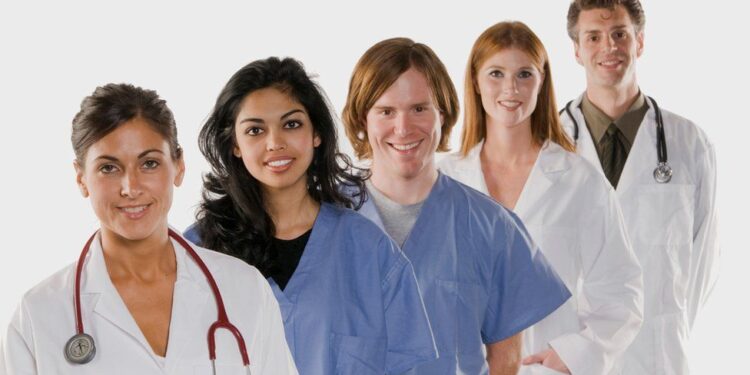 ആയിരക്കണക്കിന് വിദേശ നഴ്സുമാരേയും, ഡോക്ടർമാരേയും അടിയന്തരമായി കൊണ്ട് വരാൻ ഓസ്‌ട്രേലിയ പദ്ധതിയിടുന്നു.