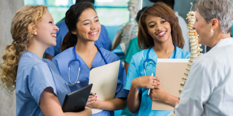 വിദേശത്തുള്ള ആരോഗ്യ പ്രവർത്തകരെ ആകർഷിക്കാൻ വിക്ടോറിയ