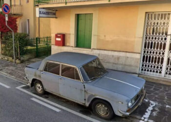 47-വർഷമായി-ഒരേ-സ്ഥലത്ത്-പാർക്ക്-ചെയ്ത-കാർ,-ഒടുവിൽ-അധികാരികൾ-ചെയ്തത്…