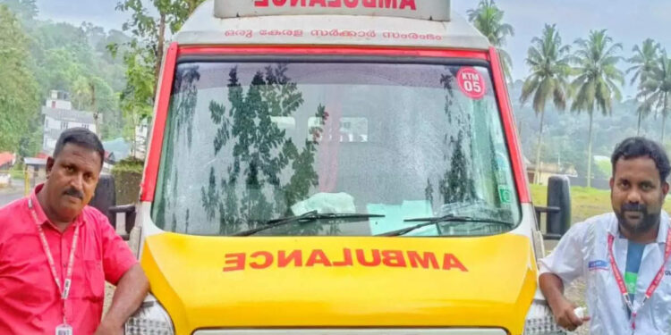 വേദന-അർധരാത്രിയിൽ,-യുവതി-പ്രസവിച്ചത്-അയൽവീട്ടിൽ;-108ൽ-വിളിയെത്തി,-മാലാഖമാരായി-ആംബുലൻസ്-ടീം