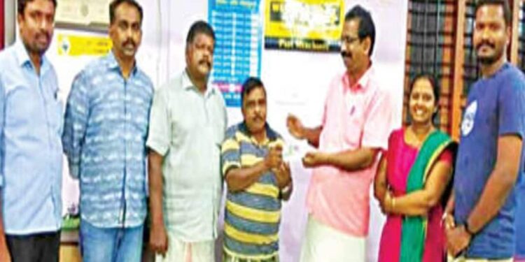 വിന്‍വിന്‍-ലോട്ടറിയുടെ-ഒന്നാംസമ്മാനം-75-ലക്ഷം-രൂപ-കൂലിപ്പണിക്കാരനായ-സിപിഎം-ബ്രാഞ്ച്-സെക്രട്ടറിക്ക്