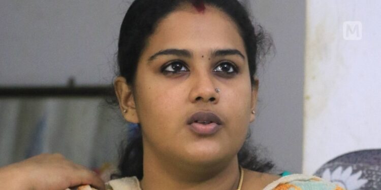 ദത്ത്-വിവാദം:-ശിശുക്ഷേമസമിതിക്ക്-മുന്നില്‍-അനിശ്ചിതകാല-സമരത്തിന്‌-അനുപമ