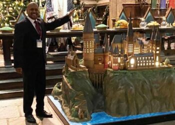 ഹാരി-പോട്ടര്‍-സിനിമ-പുറത്തിറങ്ങി-20-വര്‍ഷം;-100-കിലോഗ്രാം-ഭാരമുള്ള-കേക്ക്-നിർമിച്ച്-ആഘോഷം