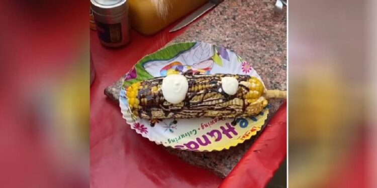 അമ്പോ-എന്തൊരു-കോംബിനേഷന്‍;-ചോളത്തിനൊപ്പം-ചോക്കലേറ്റും-ചാട്ട്-മസാലയും-വൈറൽ-വീഡിയോ