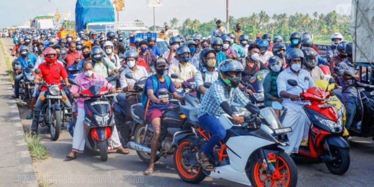 നീണ്ടകര-പാലത്തിന്റെ-മധ്യത്തില്‍വച്ച്-ലോറി-കേടായി;-ദേശീയപാതയില്‍-വന്‍-ഗതാഗതക്കുരുക്ക്