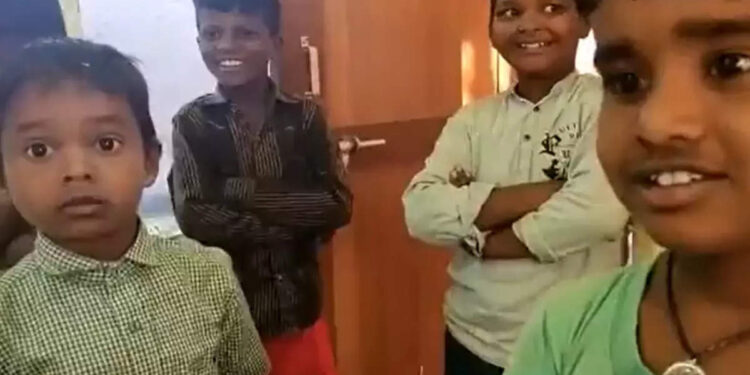 ‘ഇവൻ-എന്റെ-പെൻസിൽ-തിരിച്ചു-തന്നില്ല-സാർ,-കേസെടുക്കണം’-കുട്ടിപ്പട്ടാളം-പോലീസ്-സ്റ്റേഷനിൽ