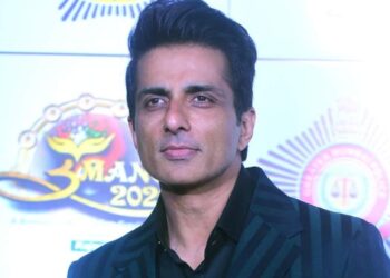 അച്ചാറും-കൂടെ-തരുമോ?-ഭക്ഷണത്തിന്-ക്ഷണിച്ച-ആരാധകന്-രസകരമായ-മറുപടി-നല്‍കി-സോനു-സൂദ്