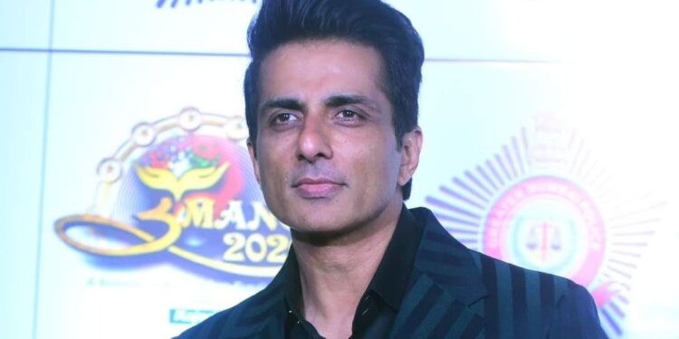 അച്ചാറും-കൂടെ-തരുമോ?-ഭക്ഷണത്തിന്-ക്ഷണിച്ച-ആരാധകന്-രസകരമായ-മറുപടി-നല്‍കി-സോനു-സൂദ്