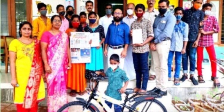 ആരോമലിന്-സൈക്കിള്‍-സമ്മാനിച്ച്‌-ജഡ്ജി-നിസാര്‍-അഹമ്മദ്