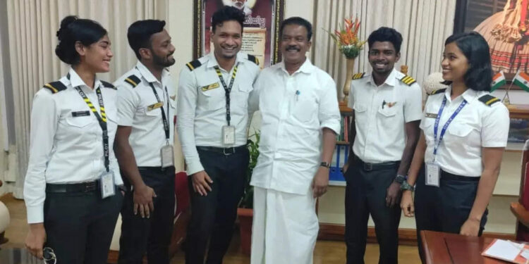 അതിരില്ലാത്ത-ആകാശത്തിലേക്ക്-അവർ-അഞ്ച്-പേർ-പറക്കുന്നു,-സർക്കാർ-സഹായത്തോടെ;-സ്നേഹ-സല്യൂട്ടുമായി-മന്ത്രി