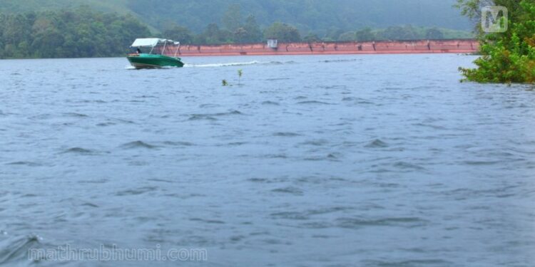മുല്ലപ്പെരിയാറില്നിന്ന്-കൂടുതല്-അളവില്-വെള്ളം-തുറന്നുവിടുന്നു;-ജാഗ്രതാനിര്ദേശം