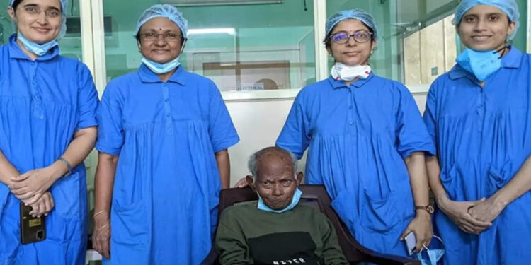 110ാം-വയസ്സില്‍-തിമിര-ശസ്ത്രക്രിയ;-വെല്ലുവിളികളെ-അതിജീവിച്ച്-കാഴ്ചയുടെ-ലോകത്തേക്ക്-രവി