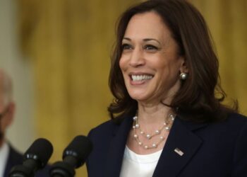 വൈസ്-പ്രസിഡന്റ്-കമലാ-ഹാരിസും-ബ്ലൂടൂത്ത്-ഹെഡ്‌ഫോണും-തമ്മില്‍