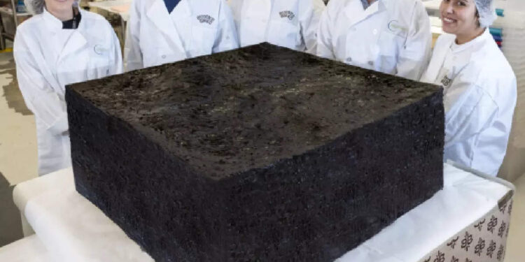 385-കിലോഗ്രാം!-ലോകത്തിലെ-ഏറ്റവും-വലിയ-കഞ്ചാവ്-ചേർത്ത-കേക്ക്-തയ്യാർ