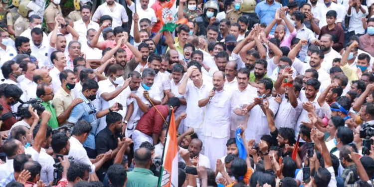 കോൺ​ഗ്രസുകാ‍ർക്കെതിരെ-തീവ്രവാദ-പരാ‍മർശം;-രണ്ട്-എസ്ഐമാർക്ക്-സസ്പെൻഷൻ