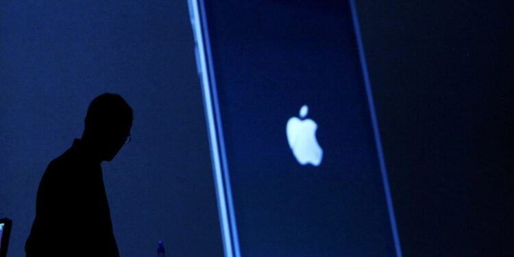 ഐഫോണുകളില്‍-വീണ്ടും-വലിയ-മാറ്റം-വരുന്നു;-പഞ്ച്-ഹോള്‍-ഡിസ്‌പ്ലേ-ഫോണുകള്‍-അടുത്തവര്‍ഷം