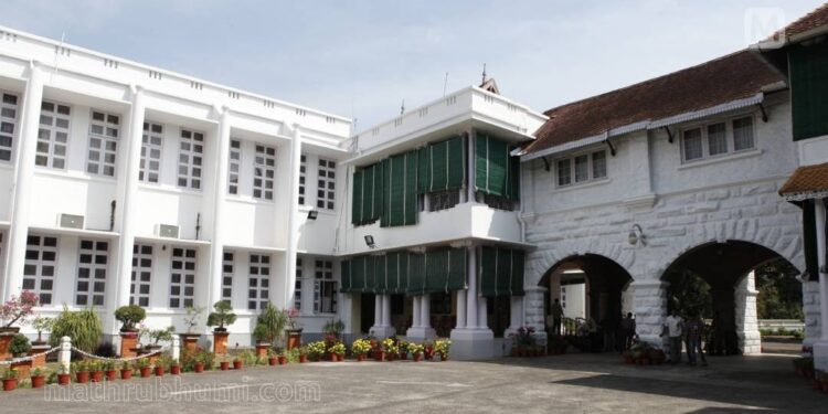 ഗവർണറില്‍നിന്ന്-ചാന്‍സലർ-പദവി-മാറ്റാമെന്ന്-ഉമ്മന്‍-ചാണ്ടി-സർക്കാർ-നിലപാടെടുത്തിരുന്നു