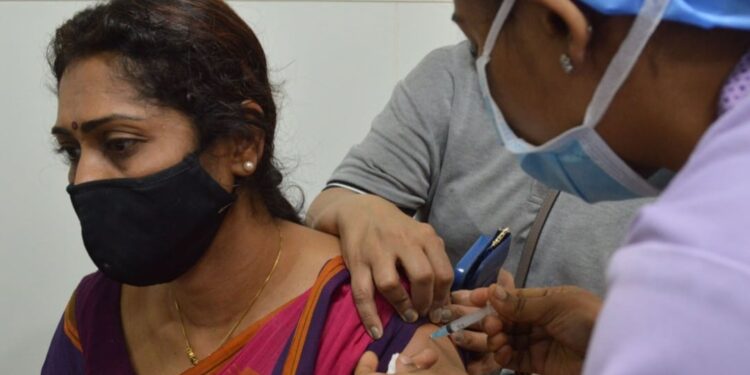 കോവിഡ്-നിയന്ത്രണങ്ങളില്‍-കൂടുതല്‍-ഇളവുകള്‍,-വാക്‌സിനേഷന്‍-വേഗത്തിലാക്കാനും-നിര്‍ദേശം