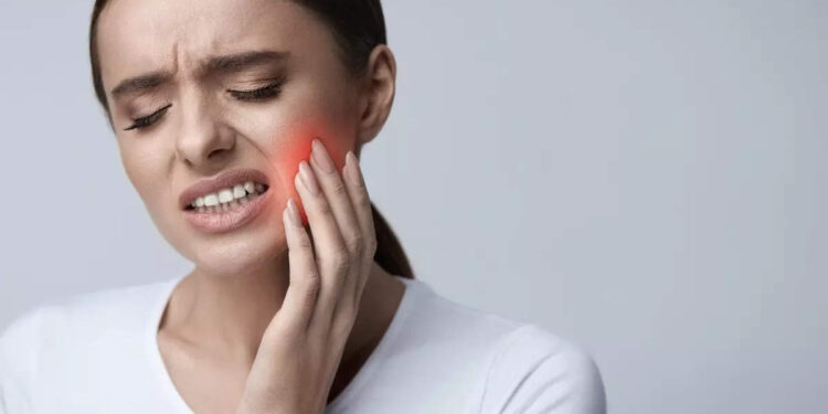 toothache-:-പല്ലുവേദനയിൽ-നിന്ന്-ആശ്വാസം-കിട്ടാൻ-പരിഹാരം-വീട്ടിൽ-തന്നെയുണ്ട്!