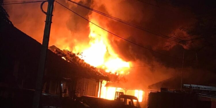 വടകര-താലൂക്ക്-ഓഫീസില്‍-വന്‍-തീപ്പിടിത്തം;-മേല്‍ക്കൂര-തകര്‍ന്നുവീണു